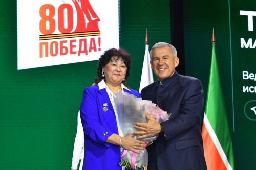 Рөстәм Миңнеханов авыл хуҗалыгы хезмәтчәннәренә Татарстан Республикасы дәүләт бүләкләре тапшырды