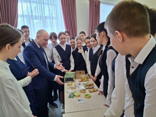 Дәүләт Советы депутаты Эдуард Шәрәфиев Бәтке мәктәбендә парламент дәресе уздырды