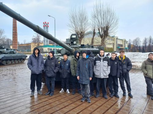 Ике мәктәп укучылары танк училищесында булдылар