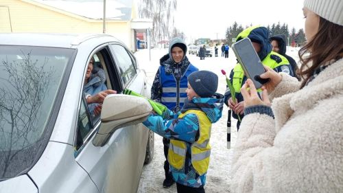 ЮИДевцы поздравили с наступающим праздником дам за рулем