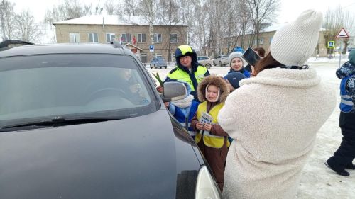 ЮИДевцы поздравили с наступающим праздником дам за рулем