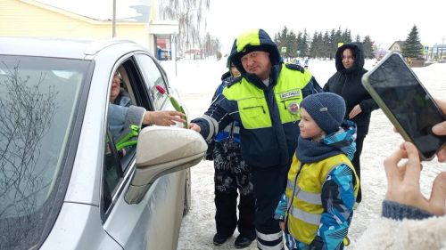 ЮИДевцы поздравили с наступающим праздником дам за рулем
