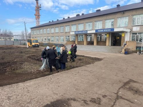 Школы района провели масштабный субботник