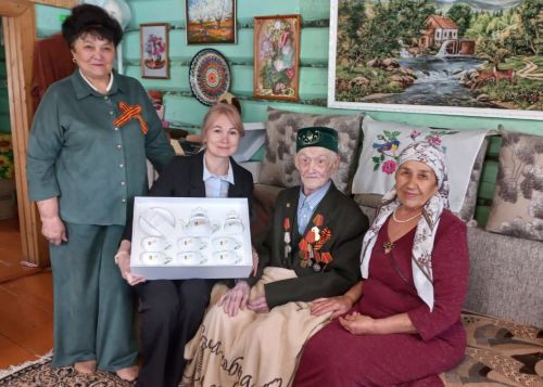 Ветераннар Ольга Левицкая, Мәхмүтҗан Сабиров һәм Шәүкәт Әхмәтнәҗипов Бөек Җиңүнең 80 еллыгы белән котлаулар кабул итәләр