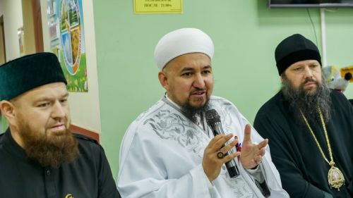 Визит добра и единства: Имам и Епископ подарили тепло тем, кто в нем нуждается