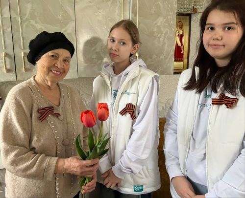 Волонтёры навестили ветерана труда в канун Дня Победы.