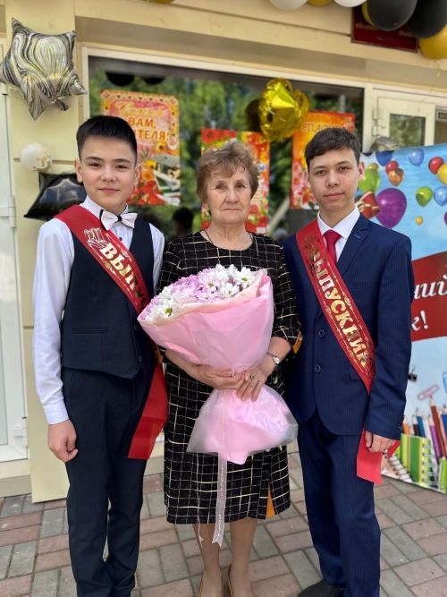Күңелләрдә мәңге кал син, соңгы кыңгырау чыңы...