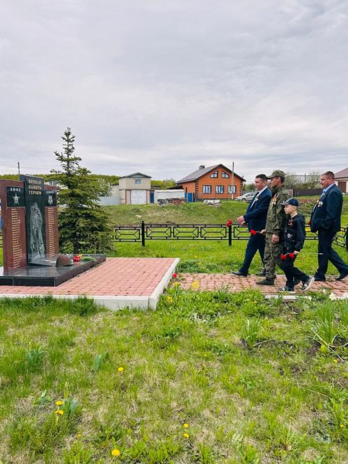 Голубые ели в честь героев: как в Мелекесском поселении отметили 9 Мая