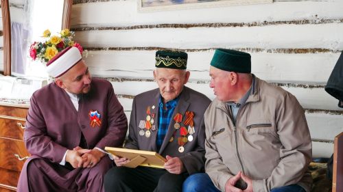 Инсаф хазрат поздравил ветеранов ВОВ с Днём Победы