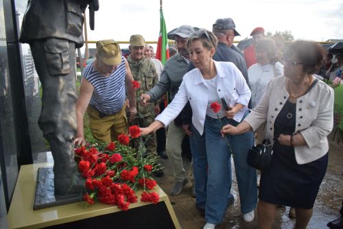 Биклән авылында сугыш хәрәкәтләрендә катнашучыларга һәйкәл ачу тантанасы