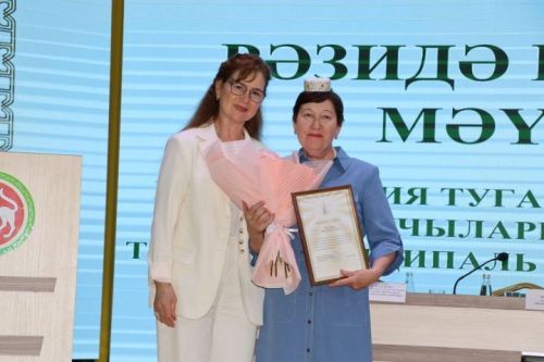 Рәзидә Мәүҗетова Мактау кәгазе белән бүләкләнде