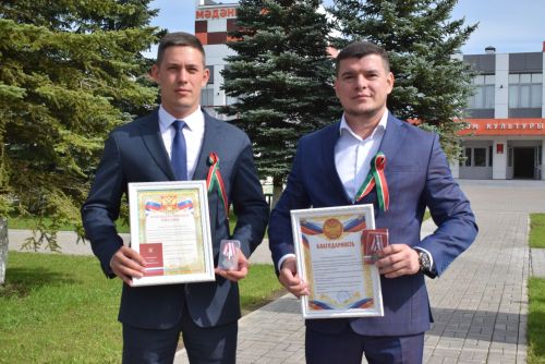 Главе поселения и директору компании вручили медали «Волонтеру России»