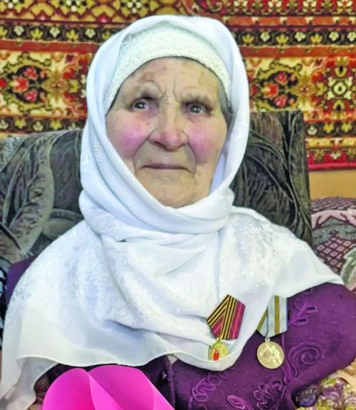 Поздравили со столетним юбилеем жительницу деревни Кувады Тукаевского района Мухтараму Хаматдиновну
