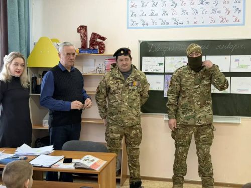 Новотроицкое мәктәбе укучылары МХО хәрбие «Брюс» белән аралашты