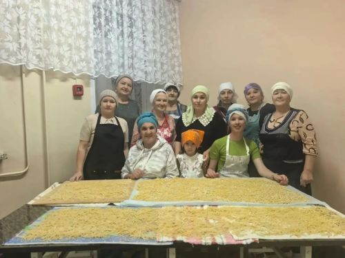 Женщины и школьники села Калмия готовят домашнюю лапшу и чай для бойцов СВО