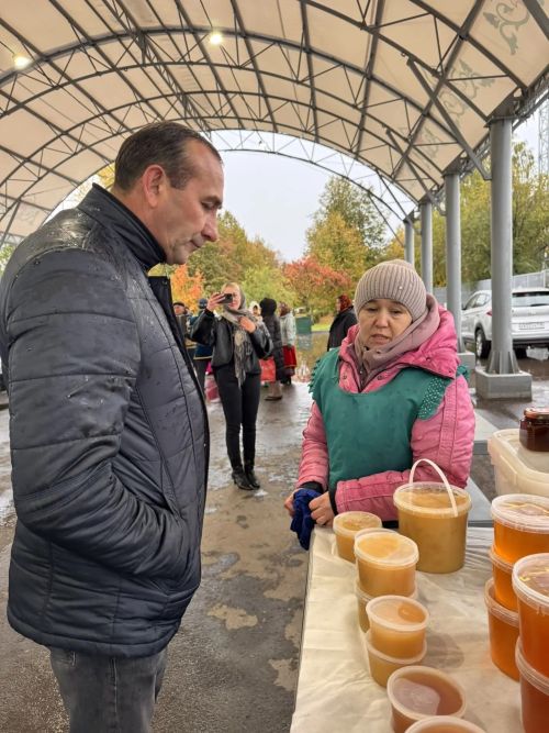На стадионе «Строитель» прошла праздничная ярмарка