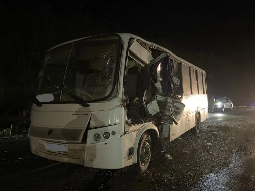 Тукай районында пассажир автобусы белән йөк машинасы бәрелешкән: алты кеше зыян күргән