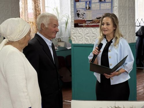 «Оныклар яшәртеп тора безне»: Иштирәктә Закировлар гаиләсе 45 еллык сапфир туен бәйрәм итте