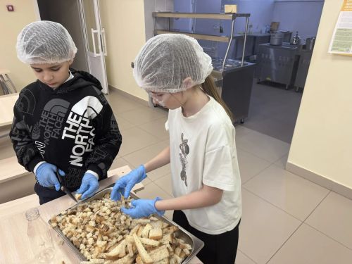 Школьники Иштиряка поддержали бойцов СВО, приготовив сухари