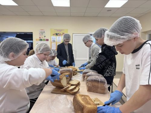 Школьники Иштиряка поддержали бойцов СВО, приготовив сухари
