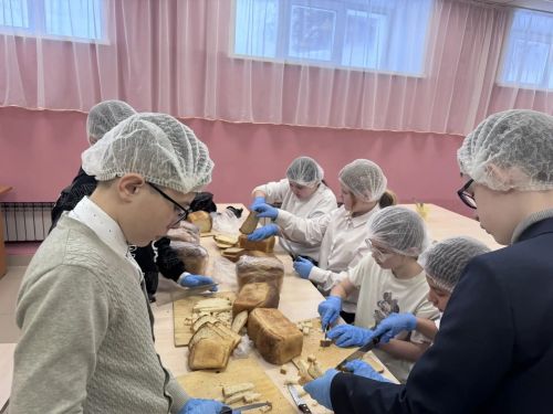 Школьники Иштиряка поддержали бойцов СВО, приготовив сухари