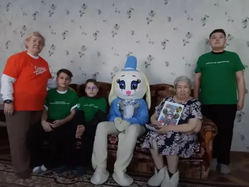 Волонтёры Бетькинской школы поздравили «детей войны» с Днём защитника Отечества