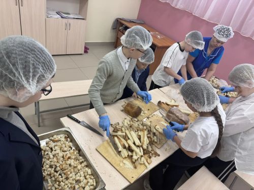 Школьники Иштиряка поддержали бойцов СВО, приготовив сухари