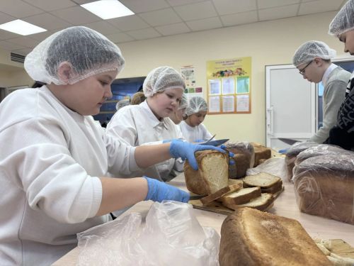 Школьники Иштиряка поддержали бойцов СВО, приготовив сухари