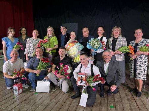 Теләнче-Тамак халык театры тагын тулы зал җыйды: халык аягүрә алкышлады