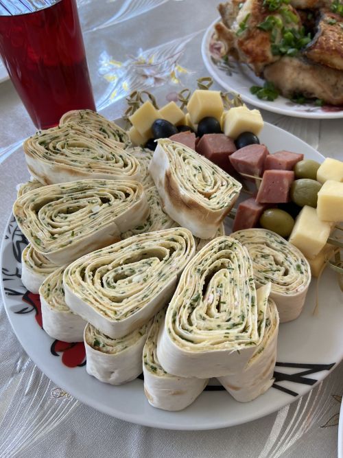 Рулет из лаваша с крабовыми палочками и сыром