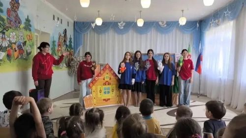Мәктәп укучылары нәниләр өчен курчак театры оештырды