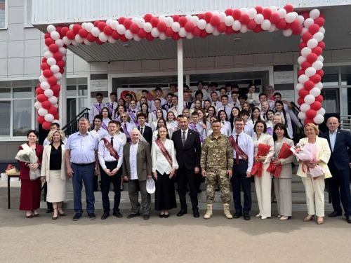 Тукай районы башлыгы Камил Нәҗмиев Круглое Поле мәктәбенә 100 мең сумлык сертификат тапшырды