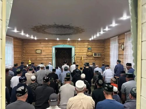 Тукай районы башлыгы Иске Абдул авылында Гает намазында катнашты