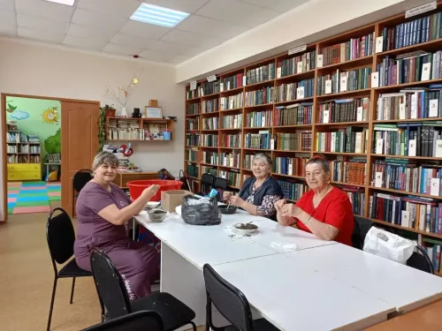 В поселке совхоза «Татарстан» волонтёры собрали травяной чай для бойцов СВО