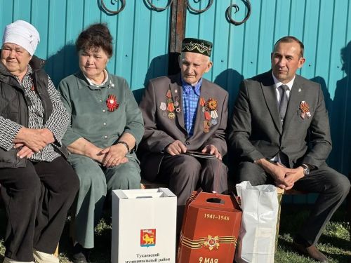Йөз яшьлек Җиңү язы: Шәүкәт ага Әхмәтнәҗиповны бәйрәм белән котладылар