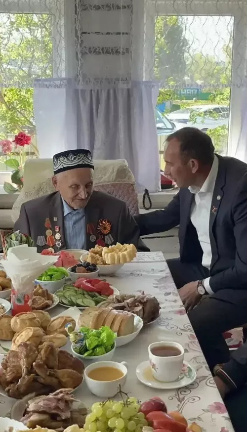 Калмаш авылы ветераны Шәүкәт Әхмәтнәҗиповны Камил Нәҗмиев Җиңү көне белән котлады