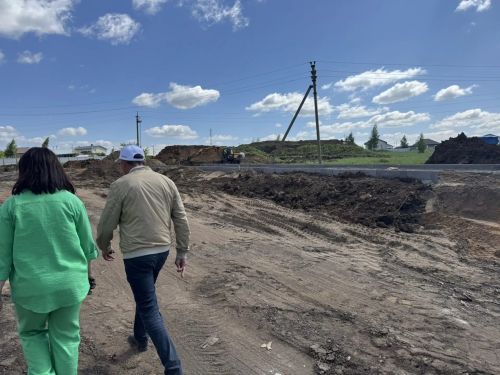 Камил Нәҗмиев Круглое Поле поселогында ябык боз аренасы төзелешен тикшерде