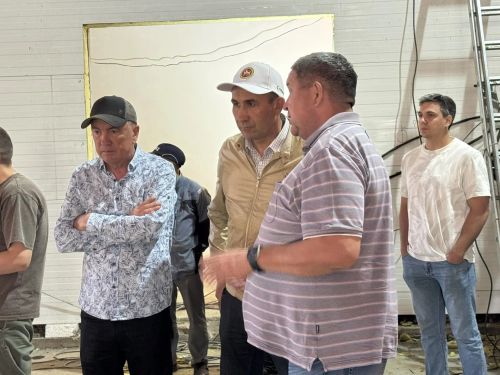 Камил Нәҗмиев Круглое Поле поселогында ябык боз аренасы төзелешен тикшерде