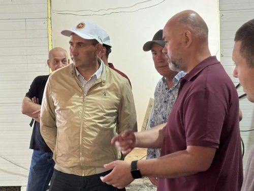 Камил Нәҗмиев Круглое Поле поселогында ябык боз аренасы төзелешен тикшерде