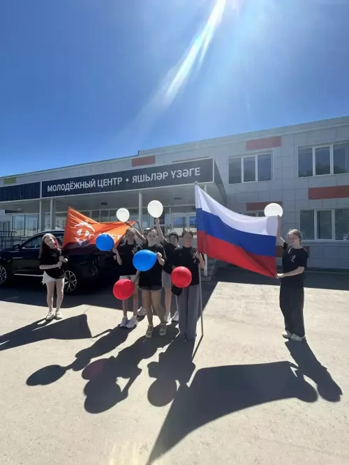 Активисты «Форпоста» раздали жителям ленты-триколоры в честь Дня России