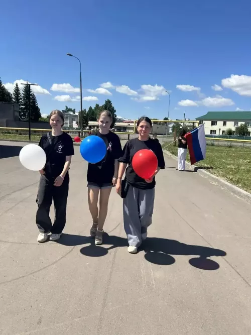 Активисты «Форпоста» раздали жителям ленты-триколоры в честь Дня России