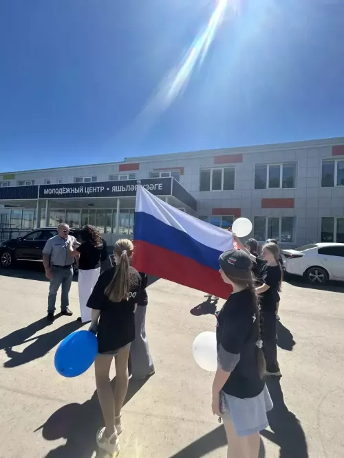 Активисты «Форпоста» раздали жителям ленты-триколоры в честь Дня России