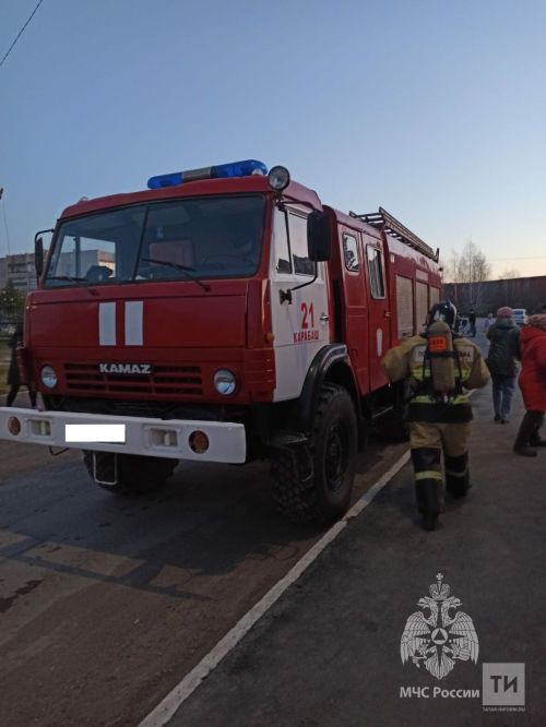 При пожаре в многоэтажке Набережных Челнов спасли двоих детей, пенсионерка госпитализирована