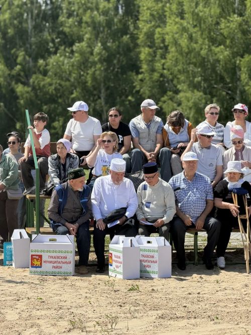 Меценат Фларид Сафин подарил подписку на газету «Якты юл» активистам и заслуженным жителям Малой Шильны