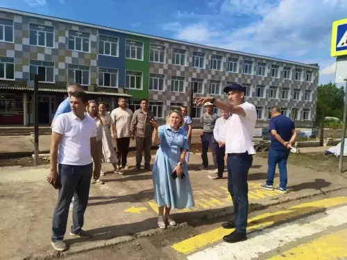 Камиль Назмиев проинспектировал капремонт школ и спортобъекты
