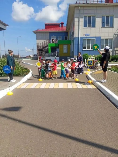 Әҗмәкәйдә нәниләр юл кагыйдәләрен өйрәнде