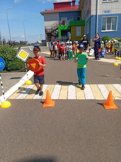 Әҗмәкәйдә нәниләр юл кагыйдәләрен өйрәнде