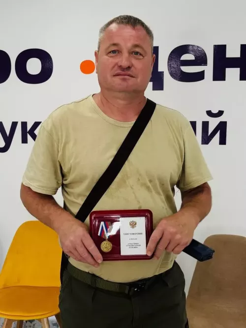 Боец с позывным «Хулиган» вручил медали волонтерам Тукаевского района