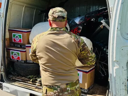 Боец с позывным «Хулиган» вручил медали волонтерам Тукаевского района