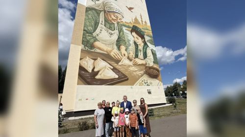 В Набережных Челнах появился мурал «Семейные традиции» к 400-летию города